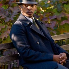 Anthony Mackie in una immagine del film I guardiani del destino