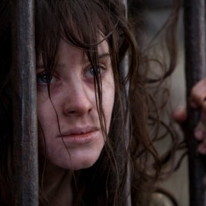 Claire Foy, presunta strega nel film Season of the Witch