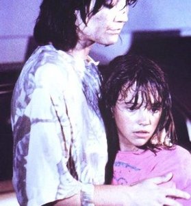 La piccola Asia Argento in una scena di Demoni 2.