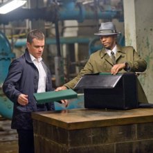 Matt Damon e Anthony Mackie nel film I guardiani del destino