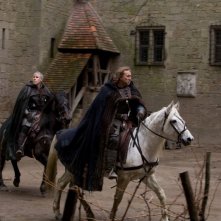 Ron Perlman e Stephen Graham in una scena del film Season of the Witch