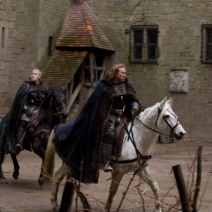 Ron Perlman e Stephen Graham in una scena del film Season of the Witch