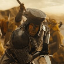 Ron Perlman in una scena di combattimento del film Season of the Witch