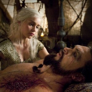 Emilia Clarke e Jason Momoa in una sequenza dell'episodio Baelor di Game of Thrones