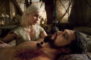 Emilia Clarke e Jason Momoa in una sequenza dell'episodio Baelor di Game of Thrones