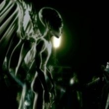 Massimo Poggio alle prese con un alieno nel film 6 giorni sulla terra