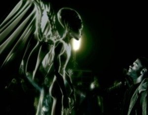 Massimo Poggio alle prese con un alieno nel film 6 giorni sulla terra