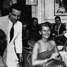 Rita Hayworth a Capri con il principe Alì Khan (seduto accanto a lei)