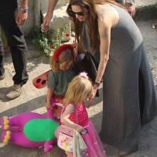 Angelina Jolie a Malta. Sul set del film World War Z, Brad Pitt è insieme alla numerosa famigliola.