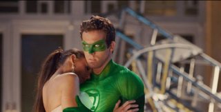 Blake Lively e Ryan Reynolds in una scena di Green Lantern