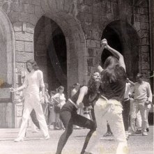 Franco Pistoni (sullo sfondo, vestito di bianco) con il Living Theatre