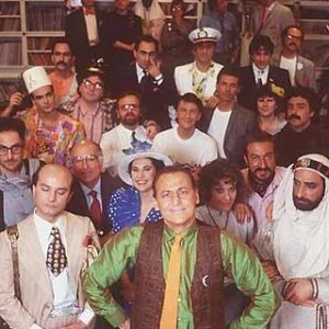 Renzo Arbore (al centro) e la gang di Quelli della Notte.