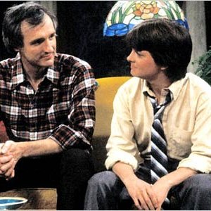 Michael Gross e Michael J. Fox nella serie Casa Keaton