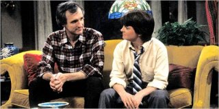 Michael Gross e Michael J. Fox nella serie Casa Keaton