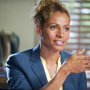 Michelle Hurd in una scena della serie The Glades