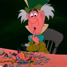 Il Cappellaio Matto in una scena del film d'animazione Alice nel paese delle meraviglie