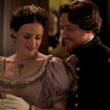 James McAvoy con Alexis Bledel in una scena di The Conspirator