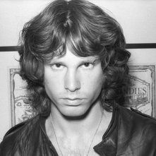 Primo piano di Jim Morrison dal film When You're Strange
