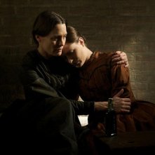 Robin Wright e Alexis Bledel in una scena di The Conspirator