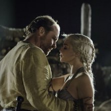 Emilia Clarke E Iain Glen In Una Scena Dell Episodio Fire And Blood Di Game Of Thrones 207070