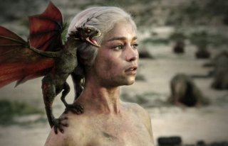 Emilia Clarke in una scena dell'episodio Fire and Blood di Game of Thrones