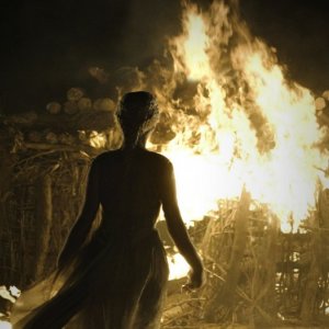 Emilia Clarke in una sequenza dell'episodio Fire and Blood di Game of Thrones