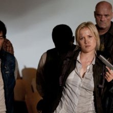 A destra, Jessy Schram e Sarah Carter nell'episodio The Armory della serie Falling Skies