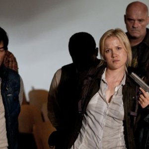 A destra, Jessy Schram e Sarah Carter nell'episodio The Armory della serie Falling Skies