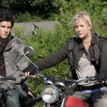 Drew Roy e Jessy Schram in una scena del pilot della serie Falling Skies