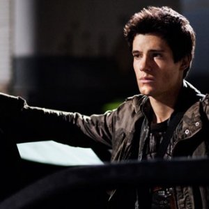 Drew Roy in una scena del pilot della serie Falling Skies