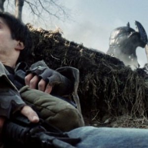 Drew Roy in una tesa sequenza del pilot della serie Falling Skies