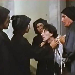 Franco Pistoni (vestito di bianco) protagonista di Confortorio