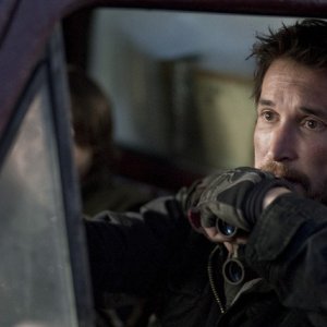 Noah Wyle in un'immagine del pilot della serie Falling Skies