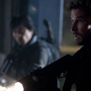 Noah Wyle in una tesa scena del pilot della serie Falling Skies