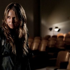 Sarah Carter in una scena dell'episodio The Armory della serie Falling Skies