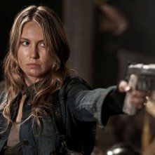 Sarah Carter nell'episodio The Armory della serie Falling Skies
