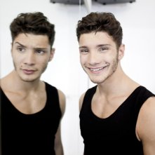 Stefano De Martino in una foto ironica che richiama una sequenza de Il cigno nero