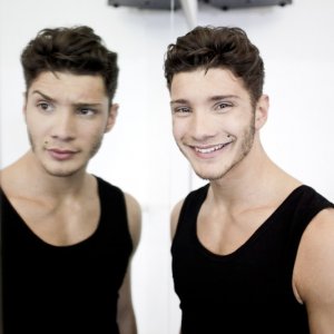 Stefano De Martino in una foto ironica che richiama una sequenza de Il cigno nero