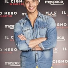 Stefano De Martino promuove l'iniziativa legata al lancio DVD de Il cigno nero