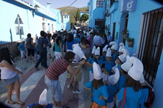A Juzcar (Spagna) in un villaggio ridipinto completamente di blu, si celebrano i Puffi.