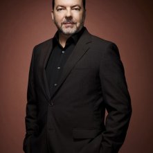 Alan Ball in una foto promozionale della stagione 4 di True Blood