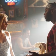 Anna Paquin e Nelsan Ellis in una scena della stagione 4 di True Blood