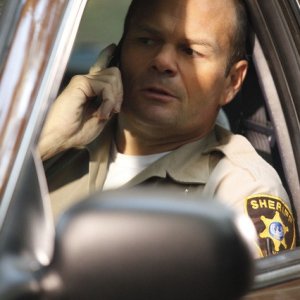 Chris Bauer in una scena della stagione 4 di True Blood