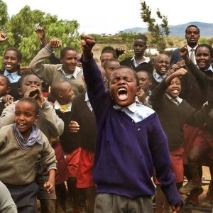 Il piccolo Kamau Mbaya con gli altri bambini di The First Grader