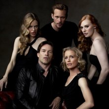 Kristin Bauer, Alexander Skarsgard, Deborah Ann Woll, Jessica Tuck e Stephen Moyer in una foto promozionale della stagione 4 di True Blood