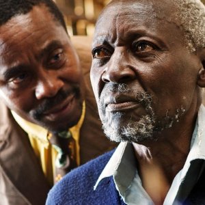 Oliver Litondo e Vusi Kunene nel film The First Grader