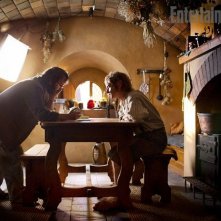 Peter Jackson con Martin Freeman sul set di Bag End, durante le riprese de Lo hobbit