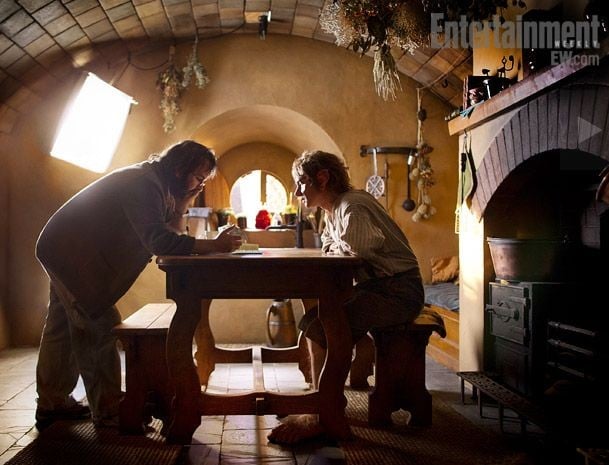 Peter Jackson con Martin Freeman sul set di Bag End, durante le riprese de Lo hobbit