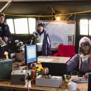 Aldis Hodge e Timothy Hutton nell'episodio 'The Long Way Down Job' di Leverage (stagione 4)