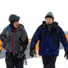 Christian Kane e Timothy Hutton nell'episodio 'The Long Way Down Job' di Leverage (stagione 4)